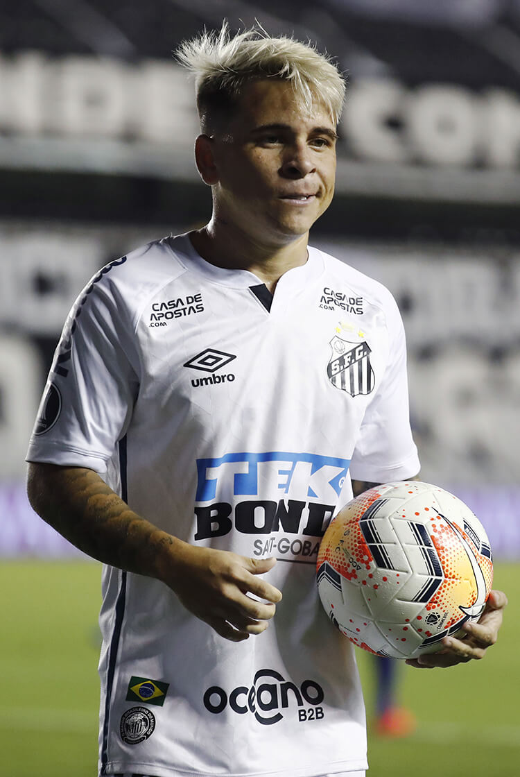 Jogadores de futebol americano em jogo de ação com fundo de estádio de  futebol