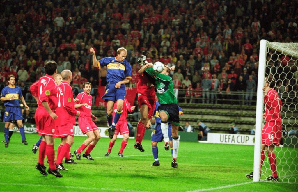 Jordi Cruyff  disputando la final de la Copa de la Uefa contra el Liverpool en el año 2001. 