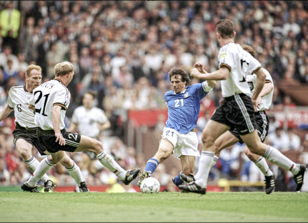 Zola, em uma partida da seleção italiana na Eurocopa de 1996. Clive Brunskill/AllsportUK