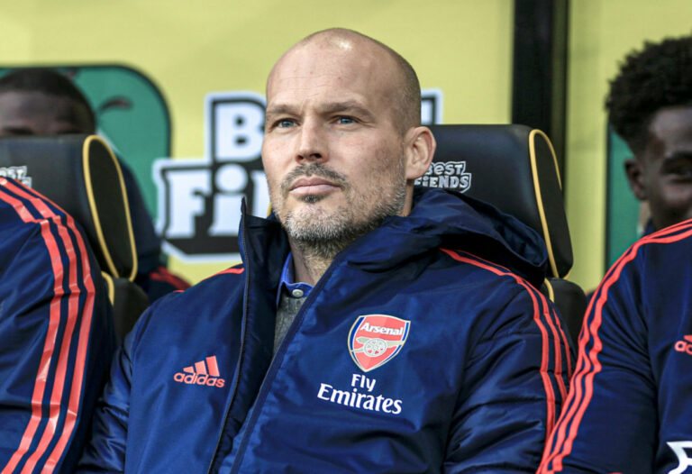 Freddie Ljungberg mientras fue entrenador interino del Arsenal