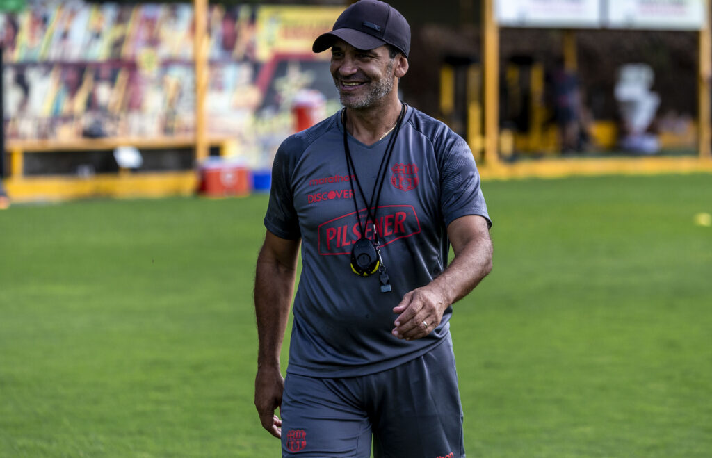 Fabián Bustos como entrenador de Barcelona SC