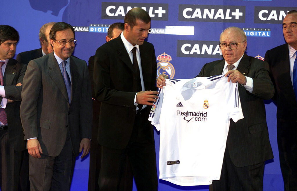 El 9 de julio de 2001, Zidane fue presentado como nuevo jugador del Real Madrid.