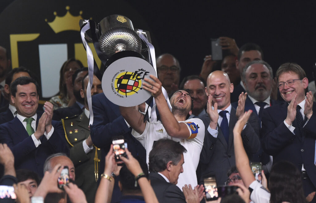 Dani Parejo, capitán del Valencia, levanta el título de Copa.