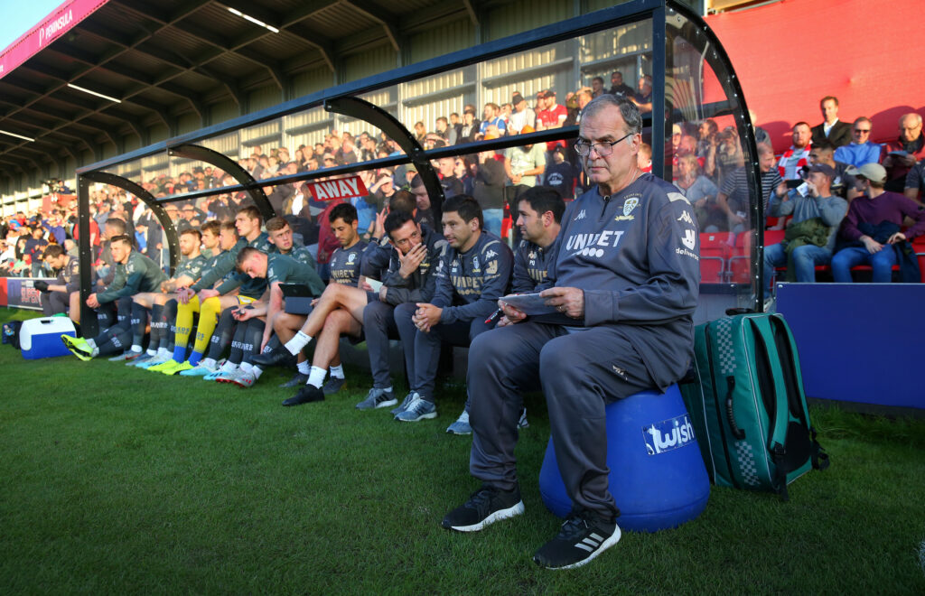 Marcelo Bielsa, en su entapa de entrenador del Leeds United. Diego Flores fue parte de su staff técnico. 
