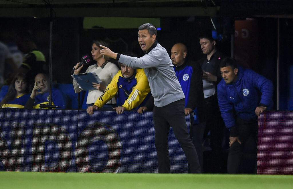Diego Flores, entrenador de Godoy Cruz, en la cancha de Boca Juniors.