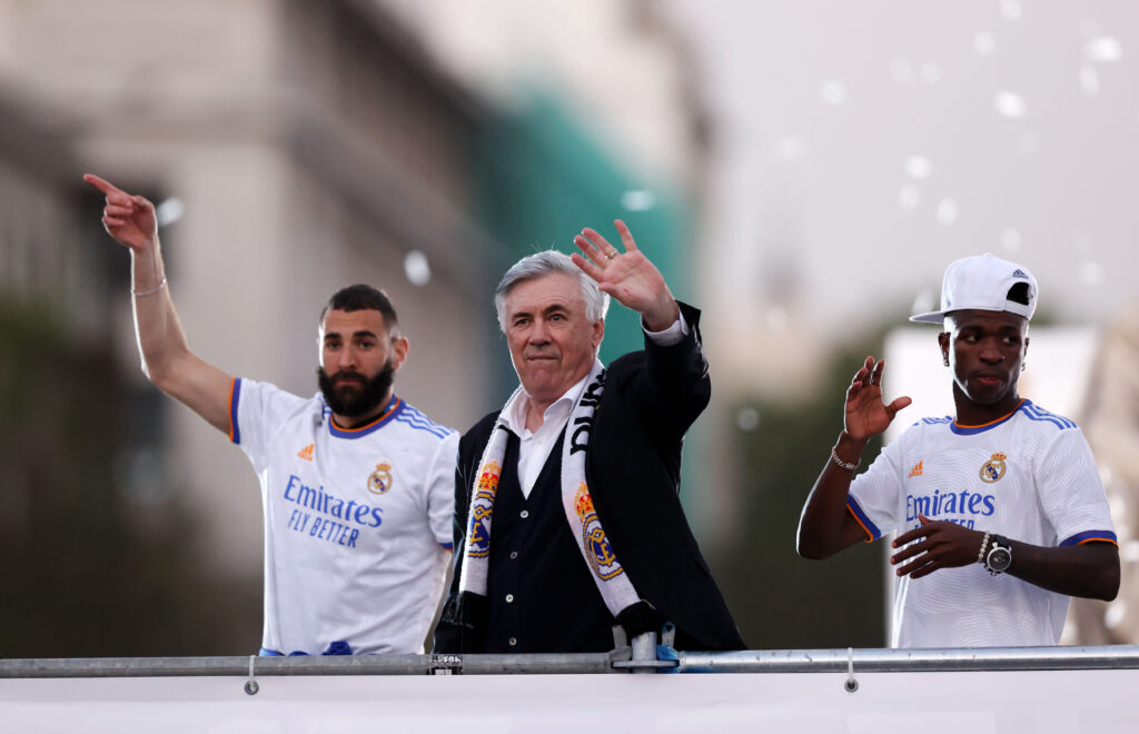 Karim Benzema, Carlo Ancelotti y Vinícius Junior celebran la Liga 2022 del Real Madrid