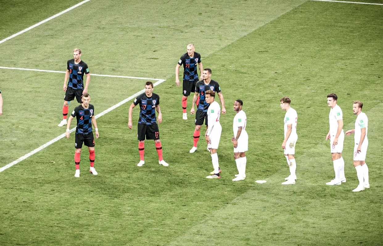 Los jugadores de Inglaterra, en un saque de esquina, forman en la estrategia de la parada del autobús en las semifinales del Mundial 2018 ante Croacia. 