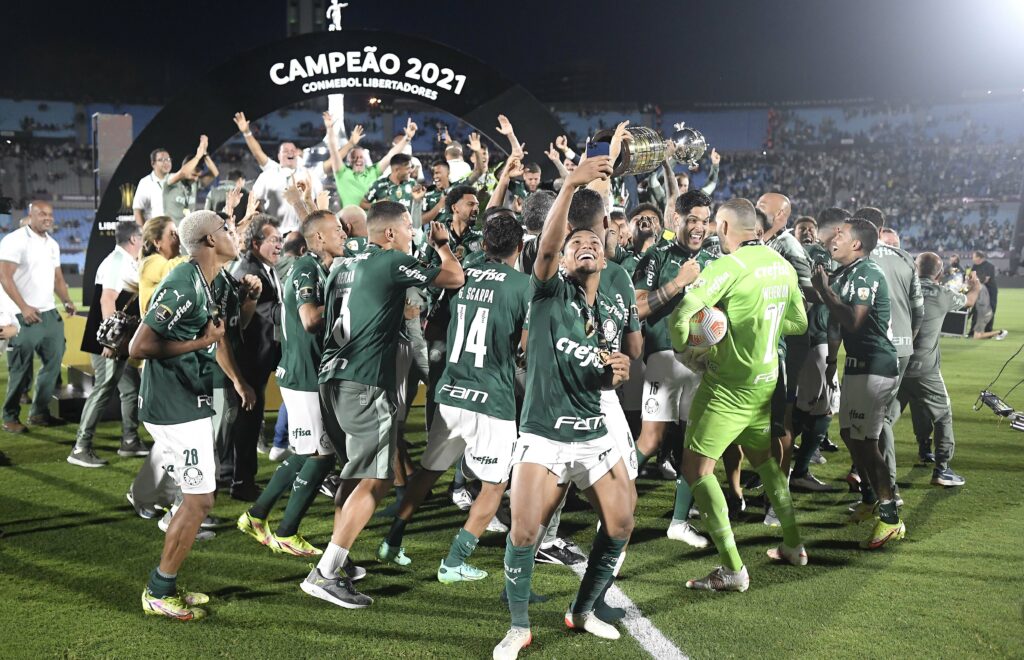 Después de 21 años sin ganar la Copa Libertadores y con solo un título en su historia, Palmeiras ha ganado de manera consecutiva el máximo galardón del fútbol sudamericano en 2020 y 2021. Agencia Gamba/Getty Images