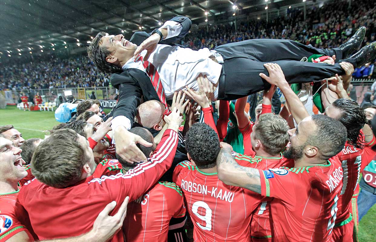 Los jugadores galeses celebran con Coleman la clasificación a la Eurocopa 2016. Srdjan Stevanovic/Getty Images
