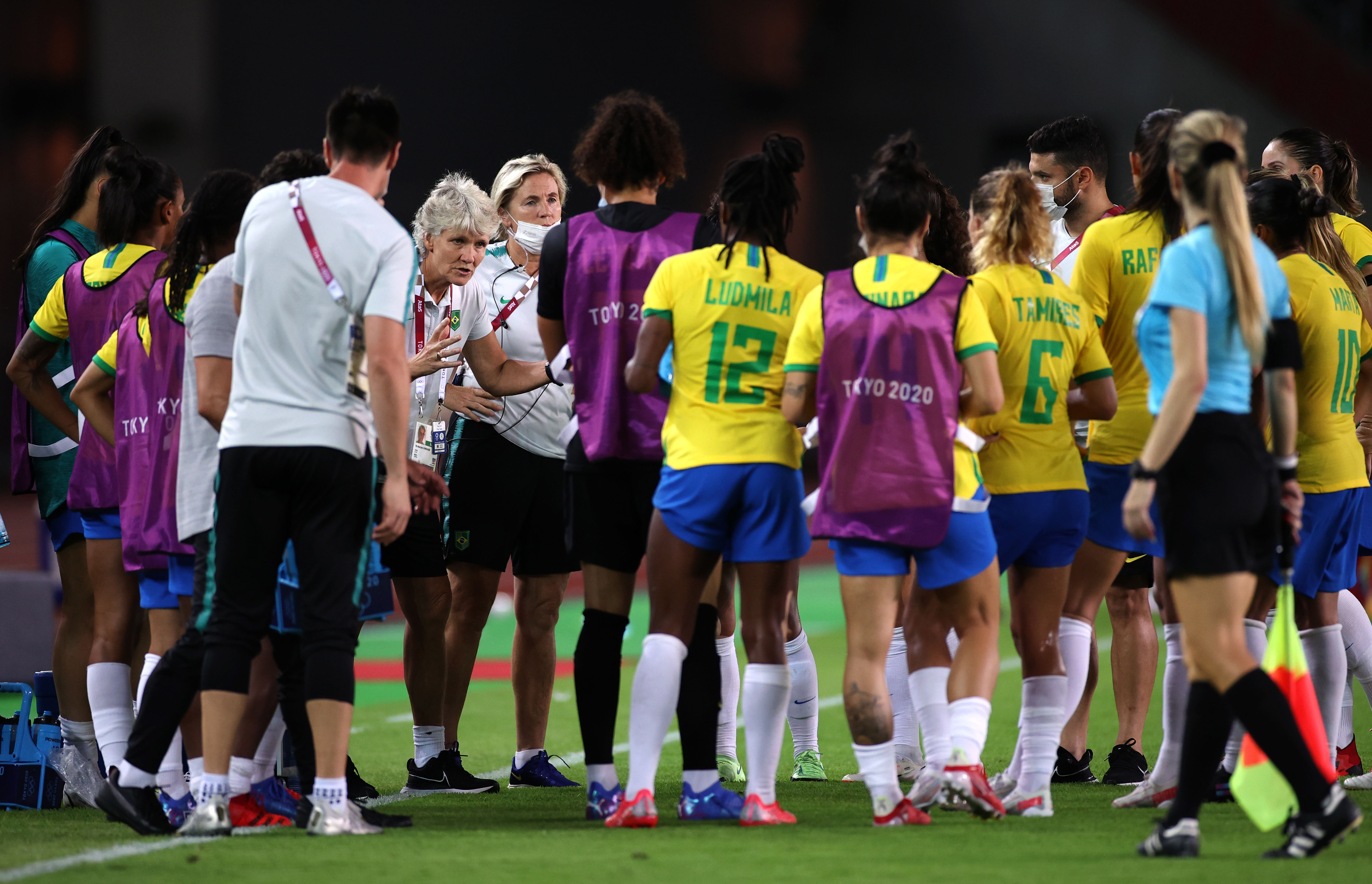 Pia Sundhage, seleccionadora de Brasil, da órdenes a sus jugadores en los cuartos de final de los Juegos Olímpicos de Tokio 2020. Koki Nagahama/Getty Images