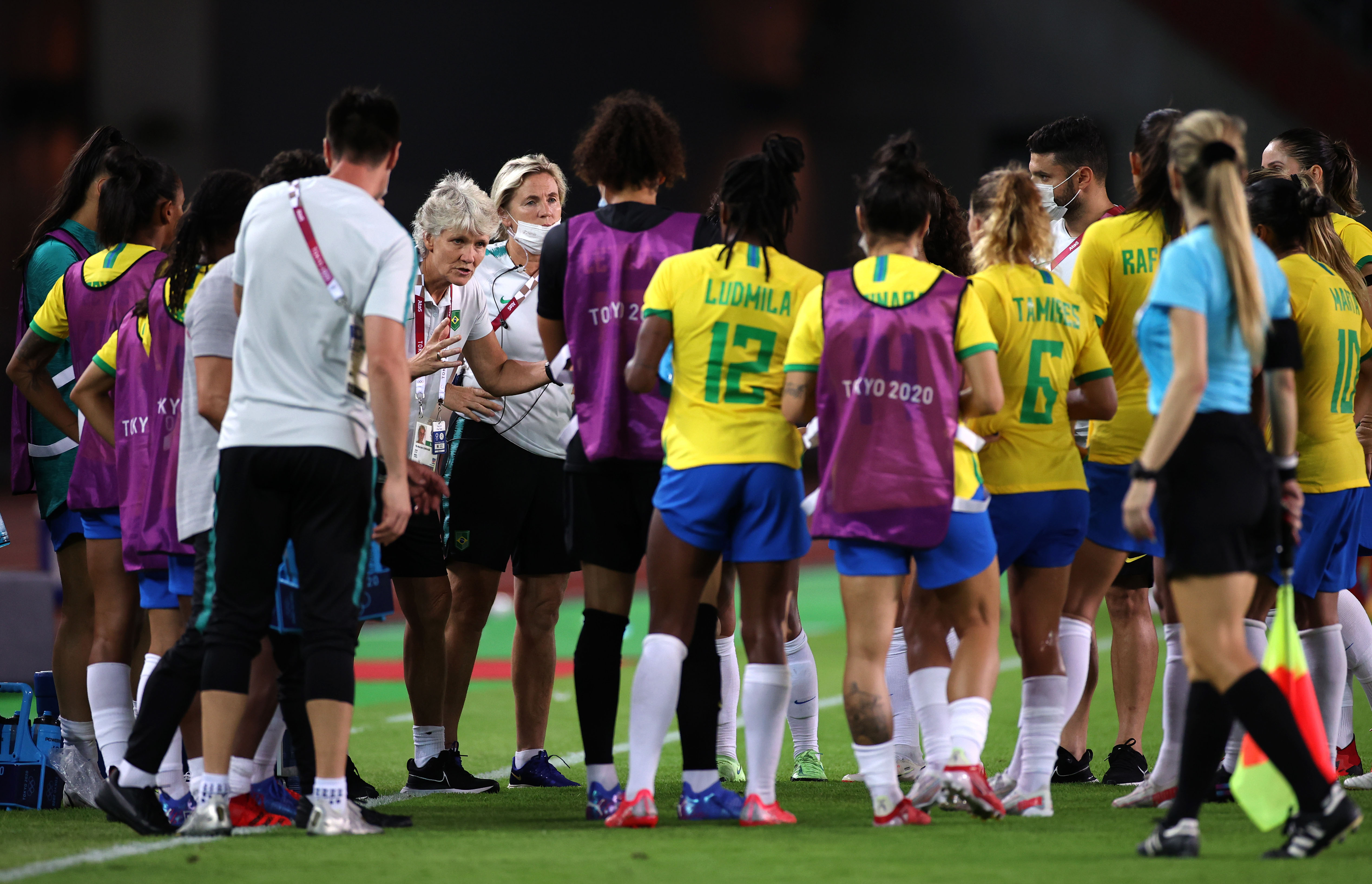 Pia Sundhage, técnica do Brasil, em ação nas quartas de final dos Jogos Olímpicos de Tóquio 2020. Koki Nagahama/Getty Images