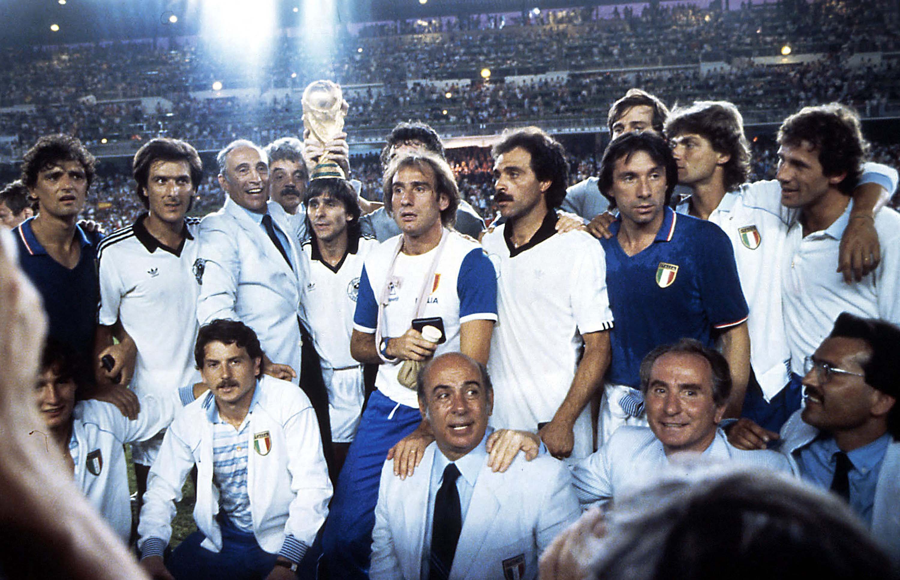En un campeonato de menos a más, Italia conquistó el Mundial de 1982 celebrado en España. Un equipo dirigido por Enzo Bearzot, uno de los seleccionadores más recordads en su país (tercero a la izquierda de la imagen, en la fila de arriba). Alessandro Sabattini/Getty Images