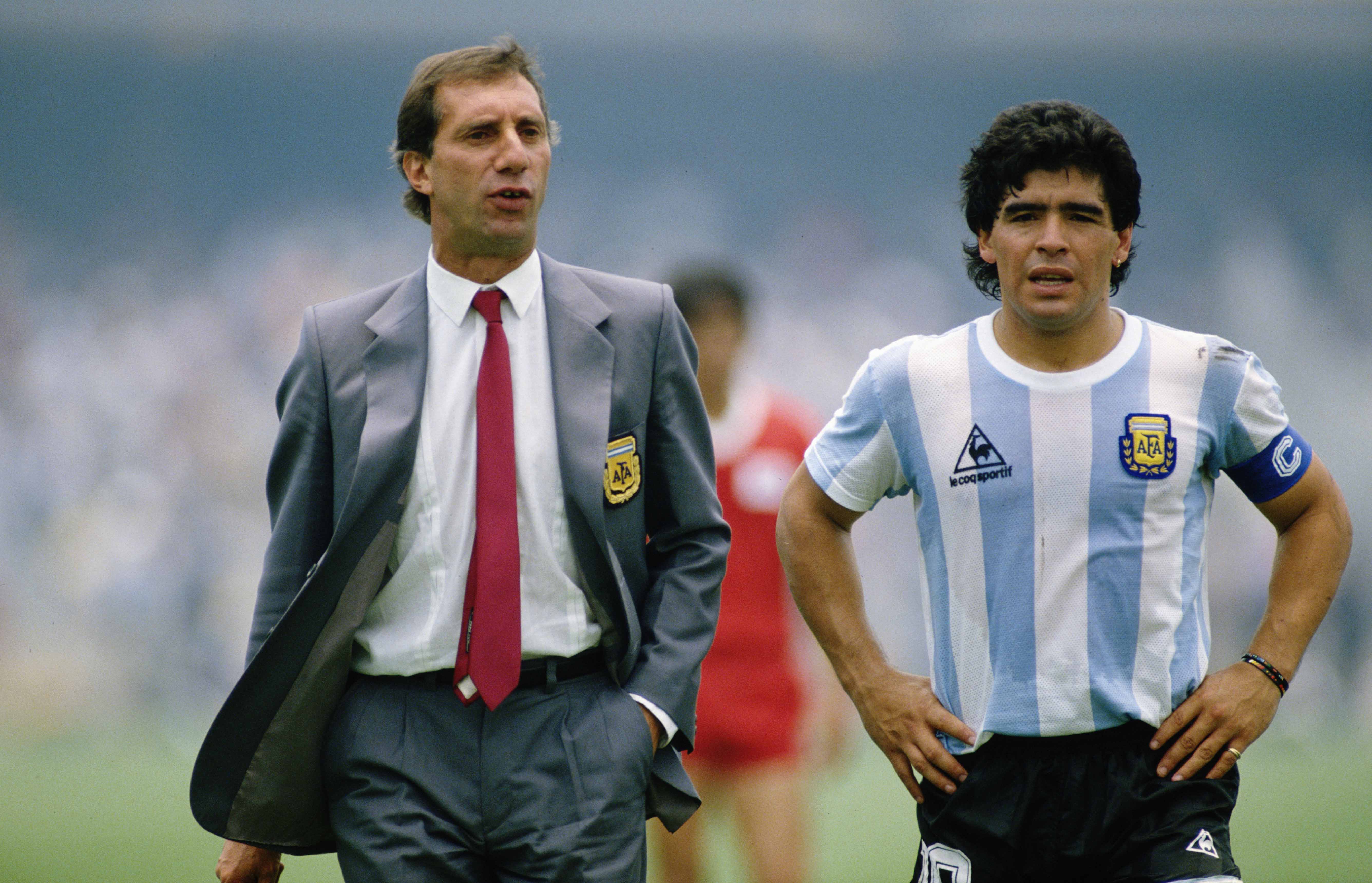 Carlos Bilardo en el banco y Diego Armando Maradona en el césped. Un binomio que dio a Argentina su segundo Mundial en México 1986. David  Cannon/Allsport