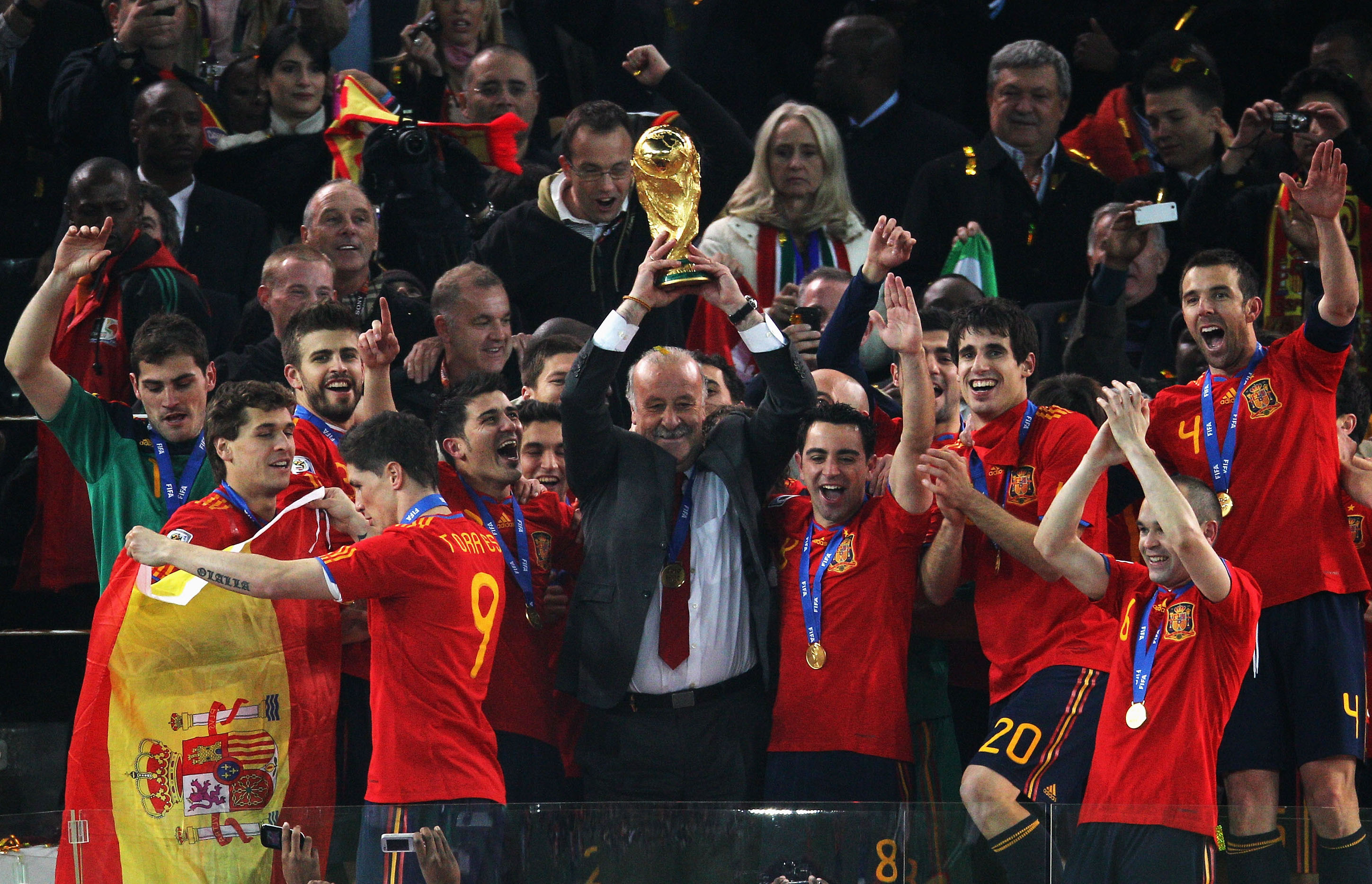 La mejor generación del fútbol español escribió su página más brillante en Sudáfrica 2010. Vicente del Bosque fue el encargado de dirigir al equipo en el Mundial. Paul Gilham - FIFA/FIFA via Getty Images