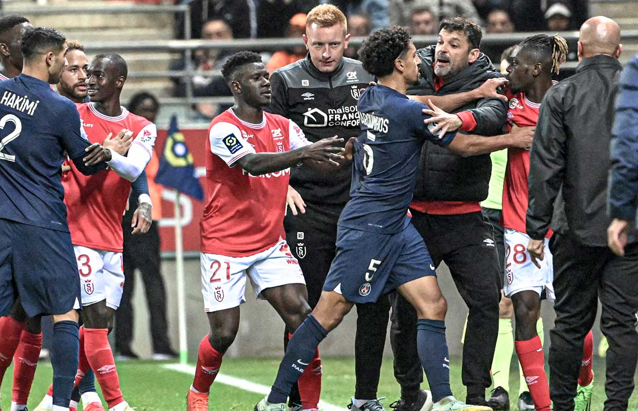 Los ánimos se caldearon en los últimos minutos, mientras el Reims de Will Still frustraba al PSG. Denis Charlet/AFP via Getty Images
