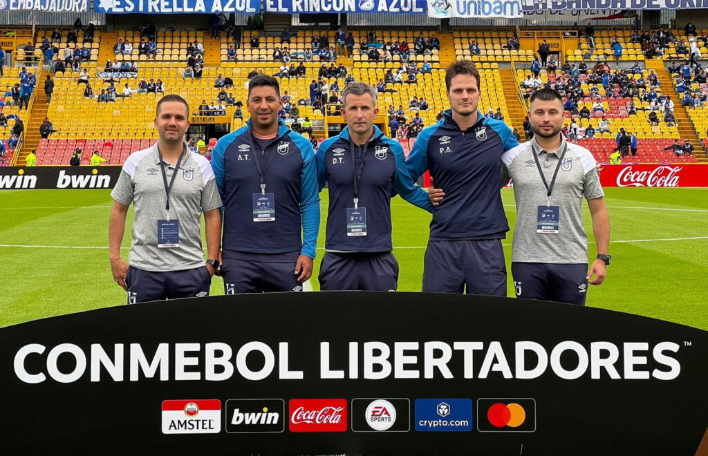 Oca, junto a su cuerpo técnico, ha competido ya en la Copa Libertadores con Católica. Fotografía: cortesía de Igor Oca