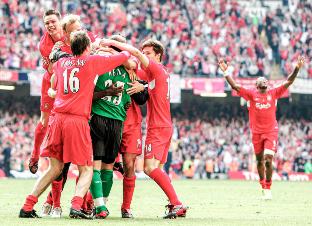 Los jugadores del Liverpool celebran con Pepe Reina la victoria en los penaltis ante el West Ham en la final de la FA Cup de 2006. Phil Cole/Getty Images
