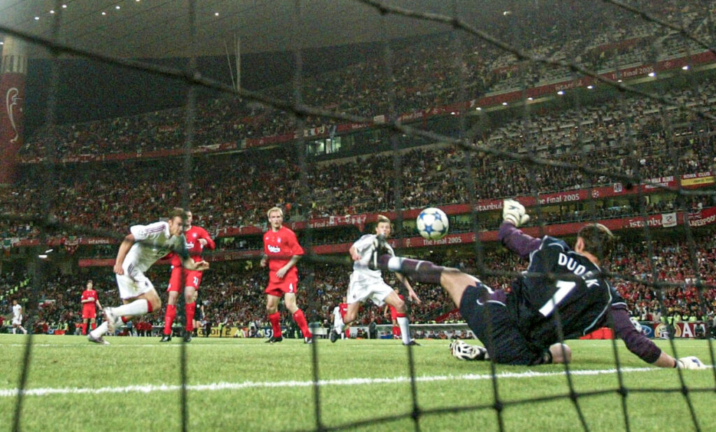 Andriy Shevchenko tuvo una doble ocasión para poner al Milan por delante en la final ante el Liverpool. Ben Radford/Getty Images
