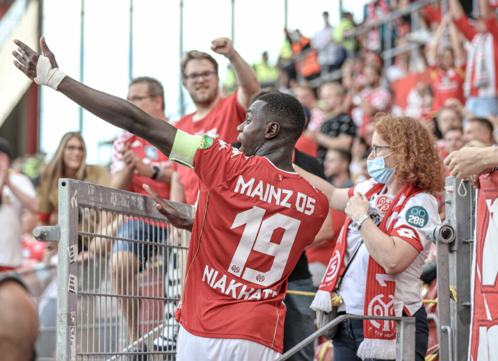 Aficionados del Mainz de Svensson con Moussa Niakhaté