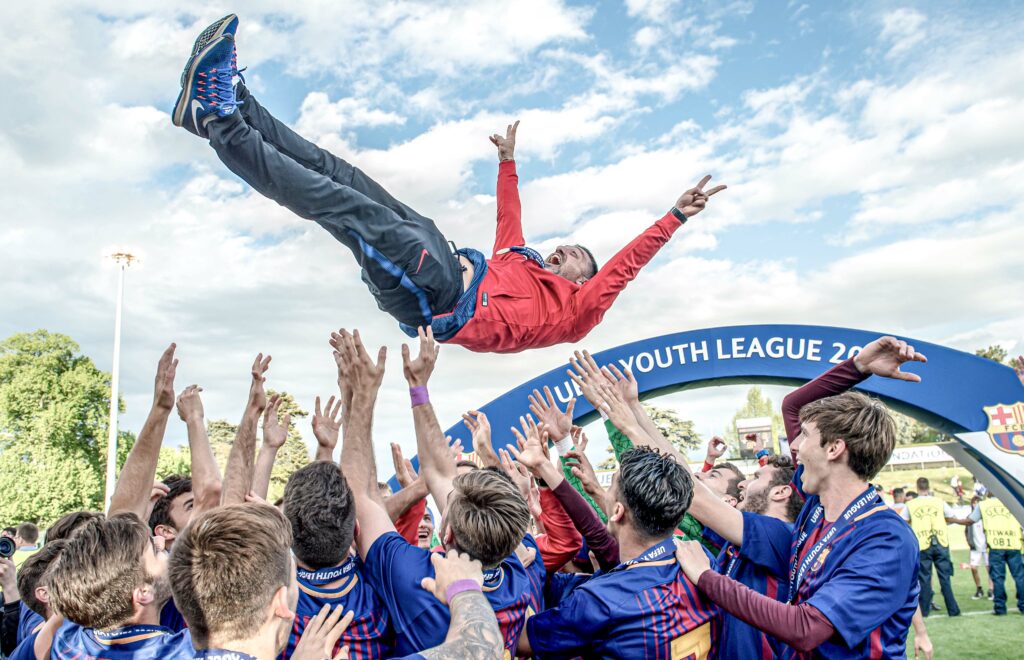 Jugadores del Juvenil del Barcelona lanzan a Pimienta por los aires en sus festejos. 