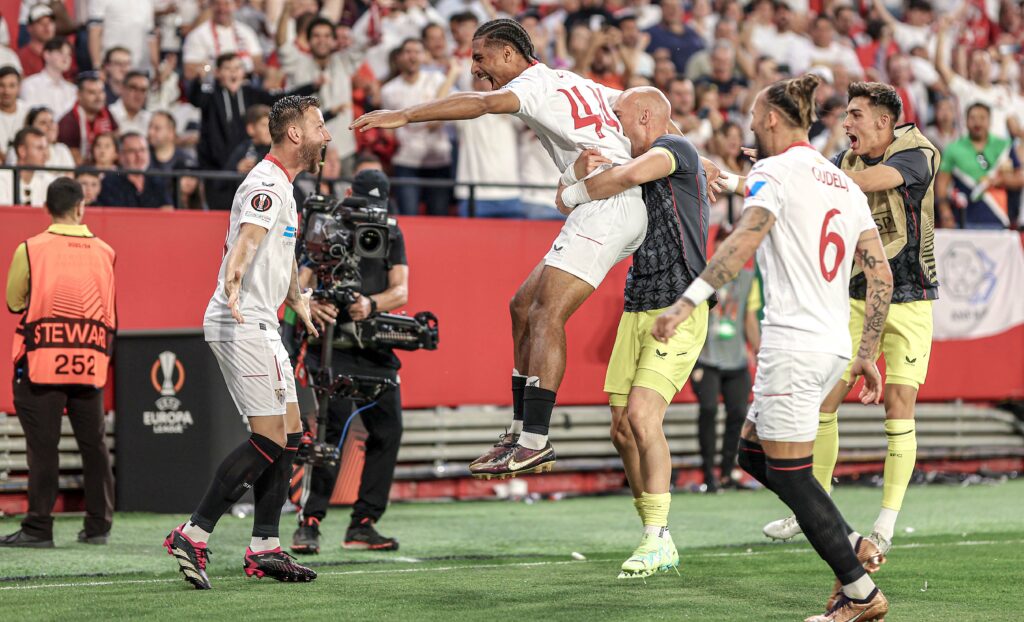 El Sevilla de Mendilibar ganó 3-0 al United en el partido de vuelta. Los jugadores lo festejaron