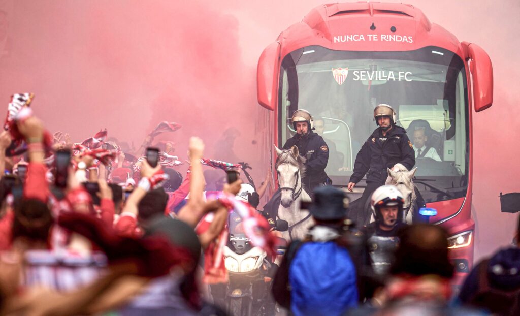 Aficion del Sevilla de Mendilibar rodea el bus del equipo.