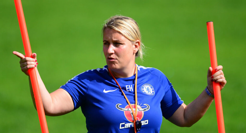 Emma Hayes entrenando al Chelsea