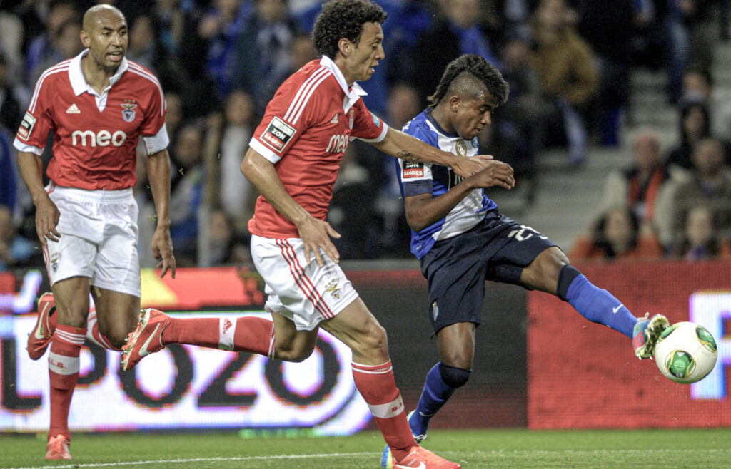 Kelvin, del Porto, haciendo un decisivo gol contra Benfica