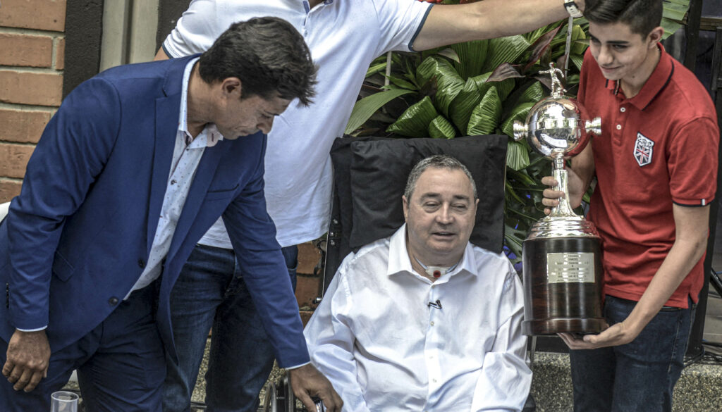Luis Fernando Montoya, junto a su hijo (a la derecha) en el homenaje que recibió de Once Caldas en 2017 por el triunfo en la Libertadores. 
