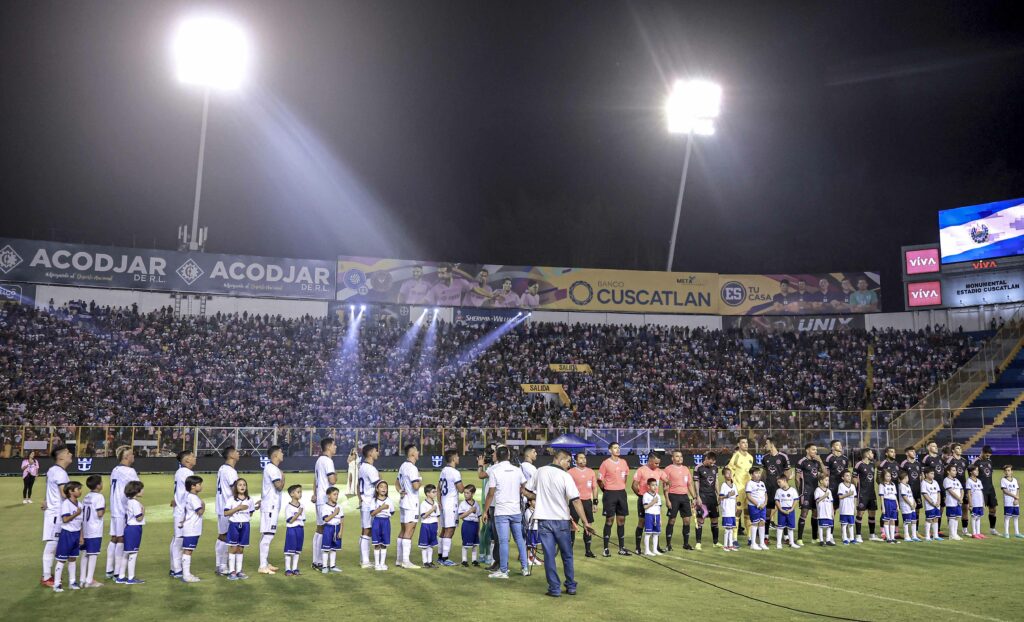 Imagen de la selección de El Salvador en el estadio Cuscatlán