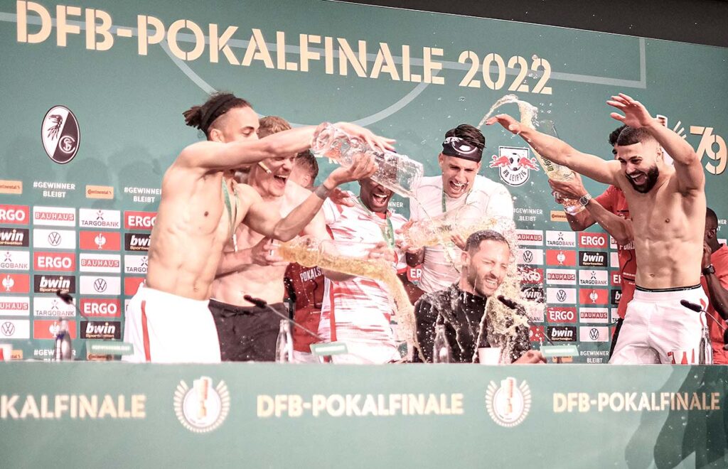 Jugadores del RB Leipzig celebran el título de Copa Alemania con el entrenador Domenico Tedesco