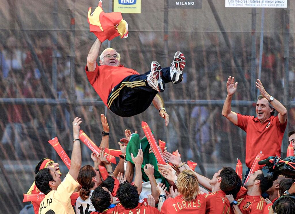 Luis Aragonés y su selección española celebran la victoria en la Eurocopa 2008, que inició una era de dominio sin precedentes. El entrenador fue inspiración para Juan Carlos Amorós Denis Doyle/Getty Images