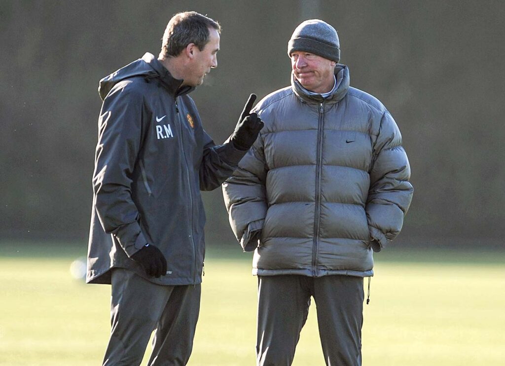 René Meulensteen hablando con Sir Alex Ferguson en un entrenamiento del Manchester United