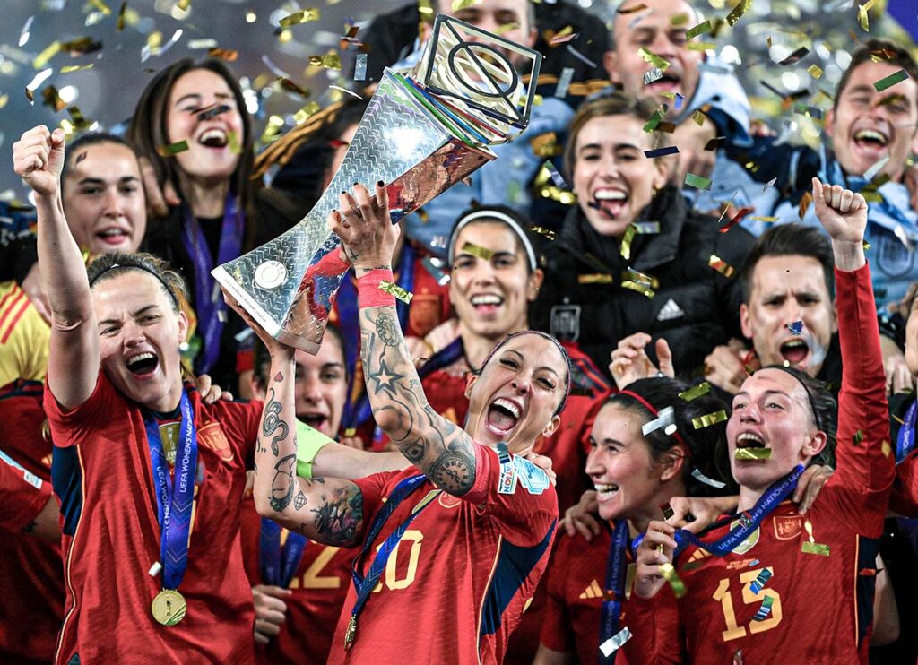 Jennifer Hermoso sostiene el trofeo de la UEFA Women's Nations League tras la victoria de España ante Francia en 2024. A juicio de Juan Carlos Amorós, el crecimiento de la selección se debe al buen funcionamiento de las estructuras juveniles. David Ramos/Getty Images