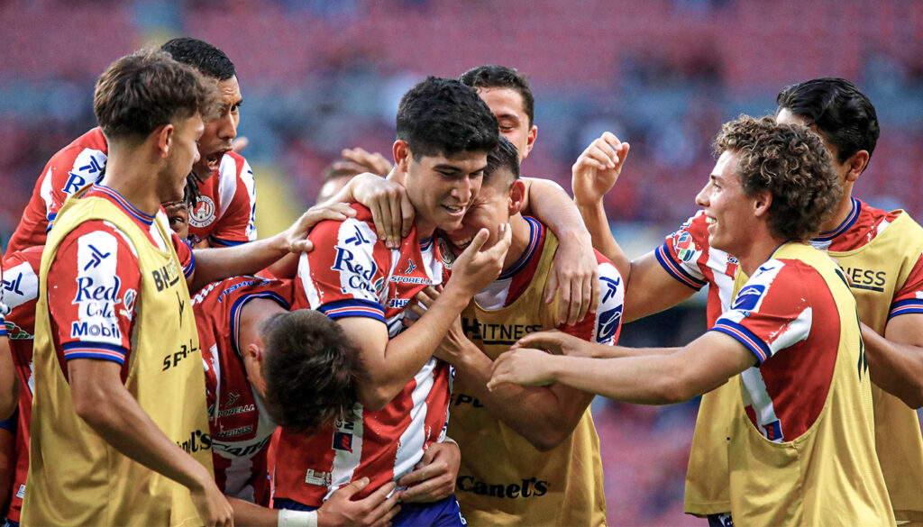 Atlético San Luis celebra un gol