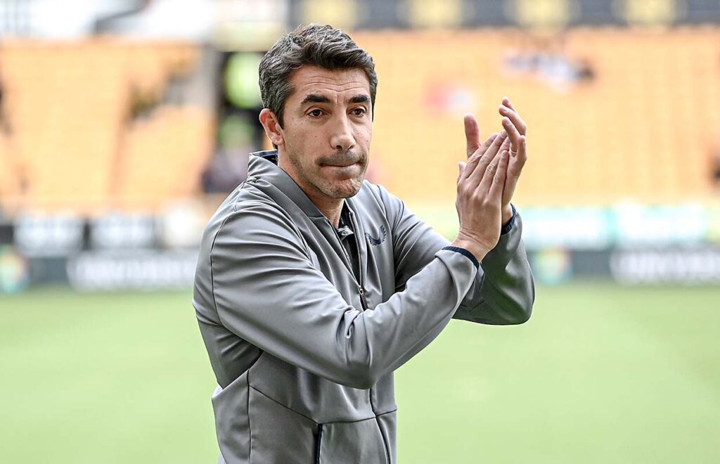 Bruno Lage aplaude tras un partido del Wolverhampton