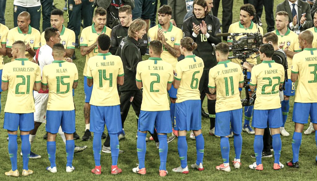 Ricardo Gareca camina frente a los jugadores de Brasil