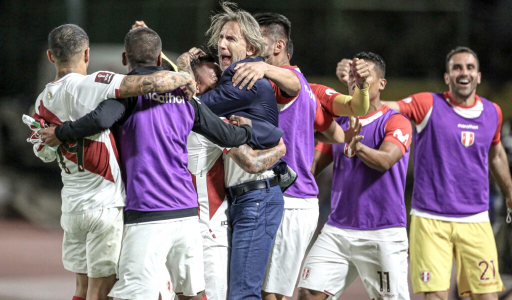 Ricardo Gareca se abraza con los jugadores de Perú