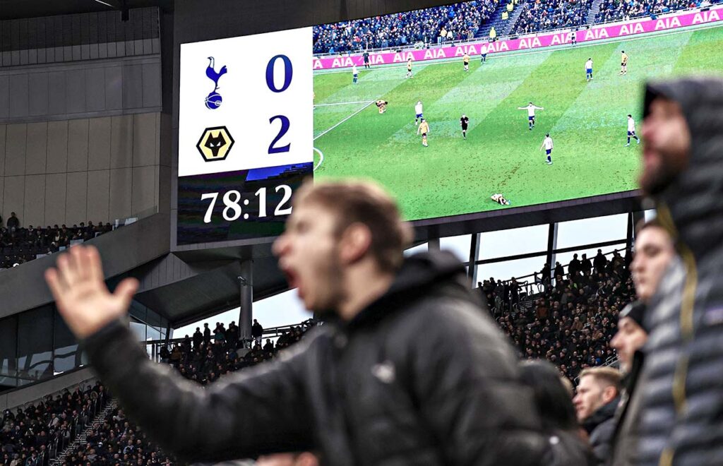 A vitória no Tottenham colocou o Wolverhampton de Bruno Lage acima do rival, a quatro pontos das vagas da Liga dos Campeões, em fevereiro de 2022. Ryan Pierse/Getty Images