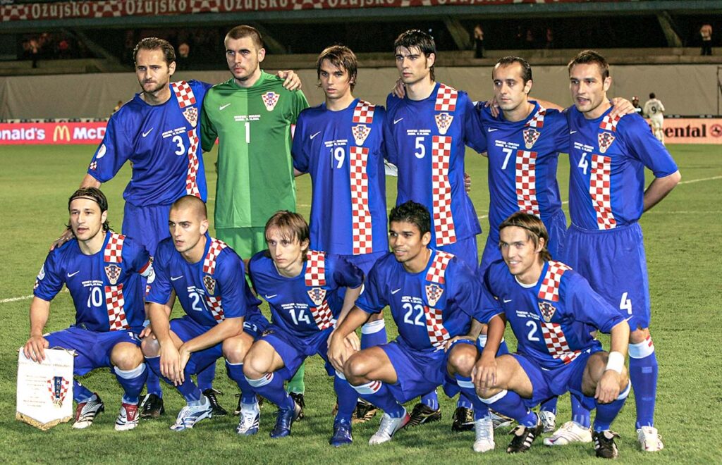 Equipo de Croacia posando antes de vencer a Inglaterra en la clasificación a la Eurocopa de 2008