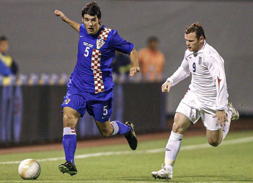 Vedan Corluka y Wayne Rooney en un Croacia-Inglaterra