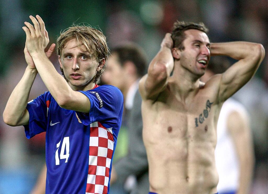 Luka Modric y Darijo Srna se lamentan tras caer en penales en la euro 2008