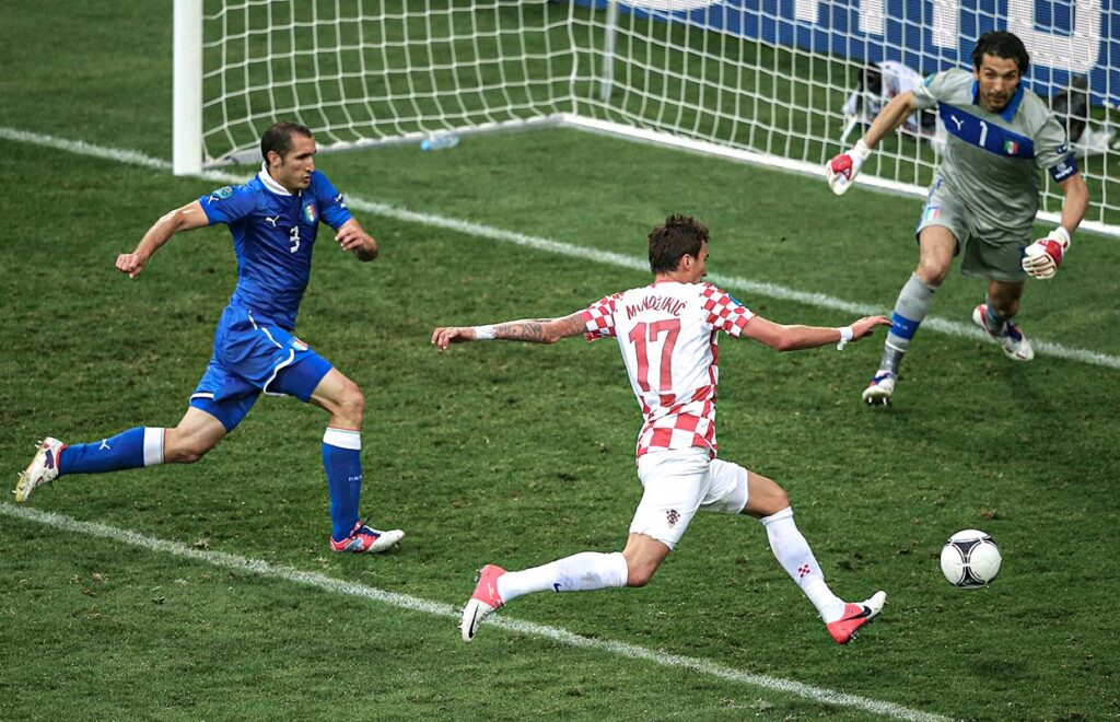 Mandzukic a punto de marcarle a Italia en la Euro 2012