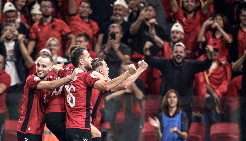 Jugadores de Albania celebran su clasificación a la Eurocopa 2024
