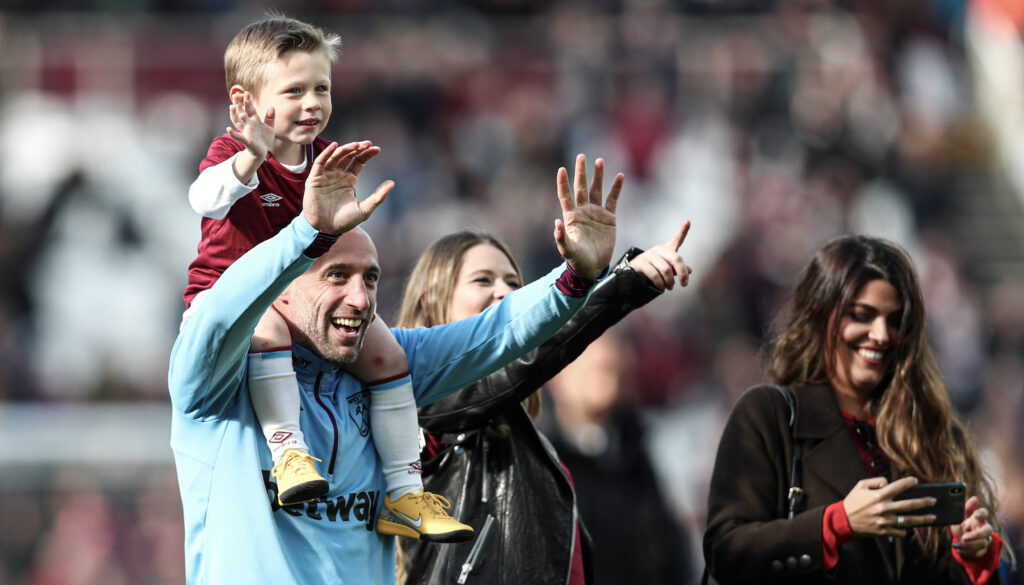 Pablo Zabaleta co su hijo Asier en hombros, saluda a los aficionados en su último año de las canchas 