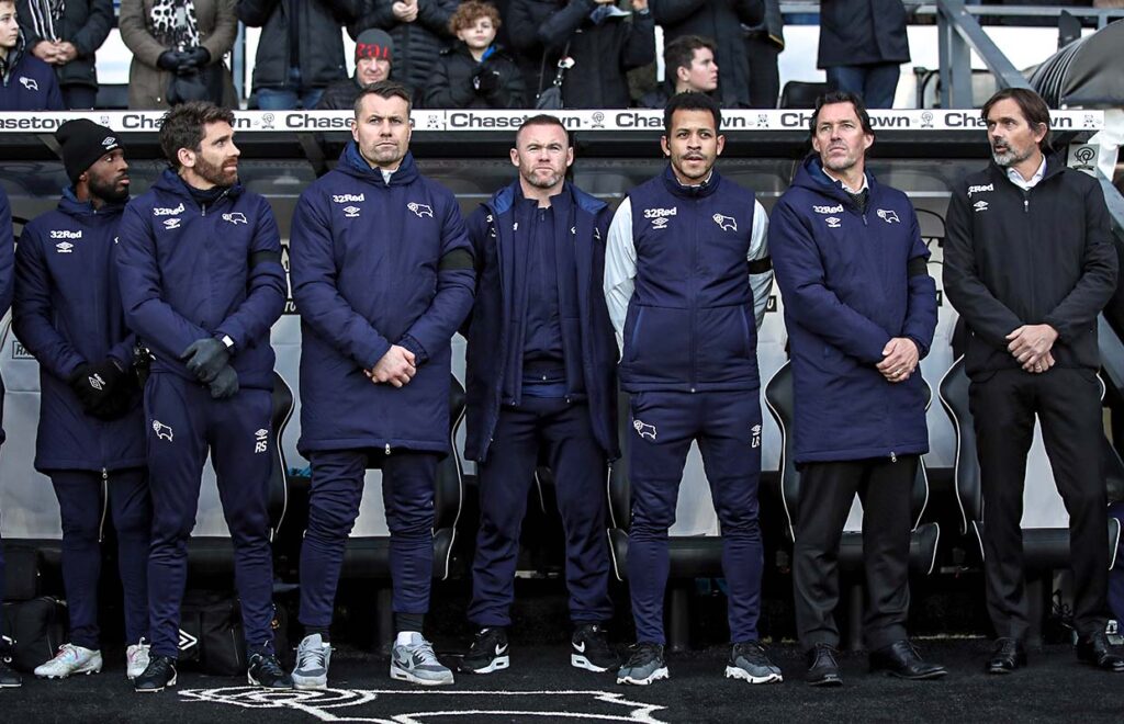 Liam Rosenior como parte del cuerpo técnico de Phillip Cocu