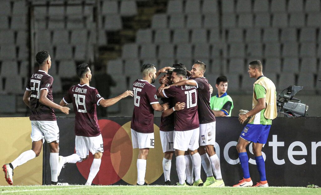 Jugadores del Carabobo festejan un gol