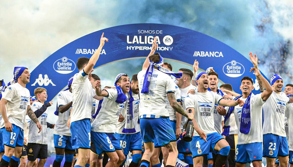 Plantilla del Deportivo La Coruña celebrando el ascenso a la segunda división