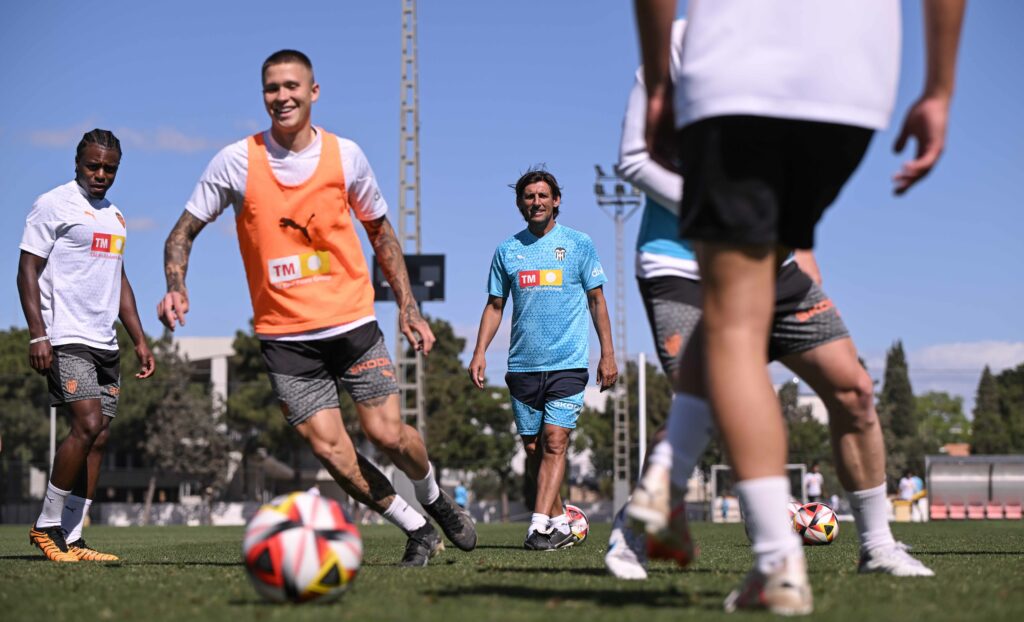 Miguel Ángel Angulo entrenando al filial del Valencia