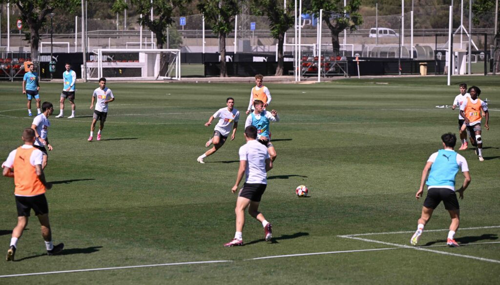 Ejercicio de conservación de balón en el Valencia Mestalla